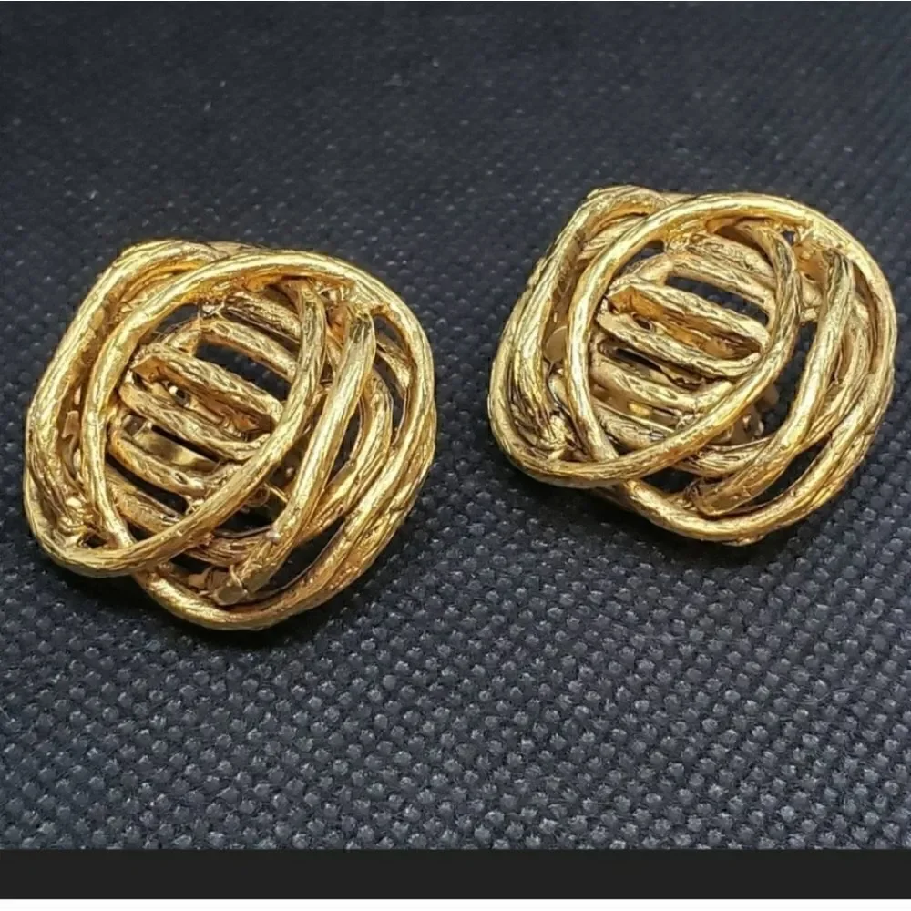 VINTAGE CLARA KASAVINA STUDIOS Goldtone Clip-on Earrings